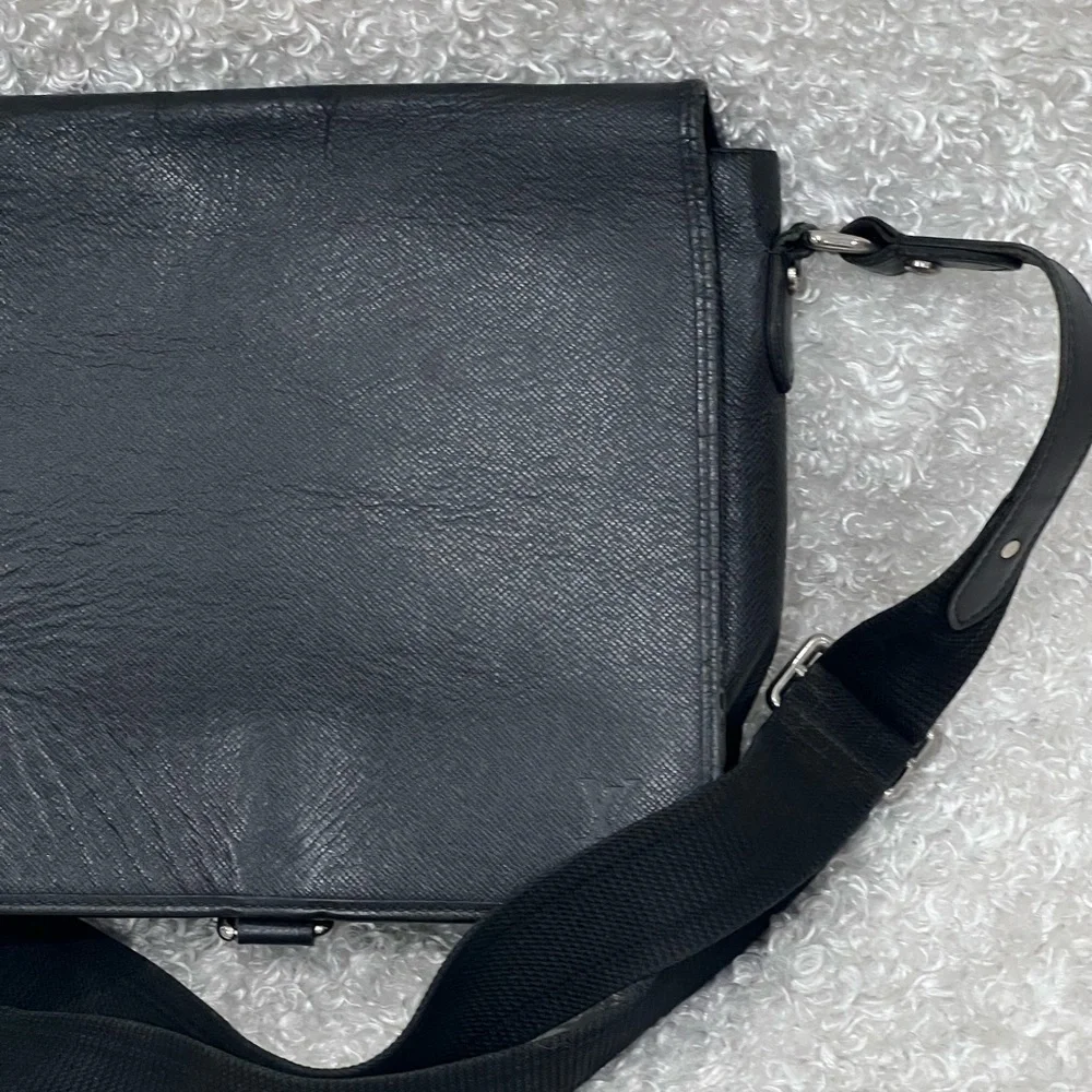 LOUIS VUITTON Grizzli Taiga Leather Andrei Messenger Bag
